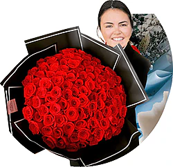 Lussuosa Composizione di 50 Rose Rosse Big. Varietà di Prima Scelta con Verde Misto Decorativo di Stagione in Elegante Confezione a Tono