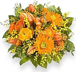 Bouquet di Gerbere, Roselline, Tulipani e Fiori misti stagionali dai toni arancio confezionato con verde decorativo