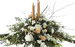 Centrotavola natalizio di rose e fiori misti dai toni chiari