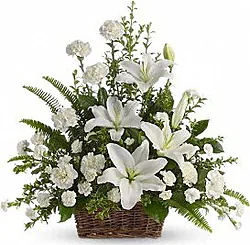 Composizione funebre di gigli o lilium, garofani e fiori misti dai toni chiari
