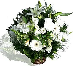 Cesto funebre di gerbere, lilium, lisianthus e fiori misti dai toni chiari