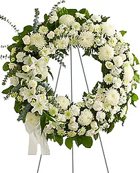 Corona funebre di rose, gigli o lilium, crisantemi e fiori misti dai toni chiari