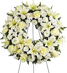Corona funebre di rose, gigli o lilium, crisantemi e fiori misti dai toni chiari