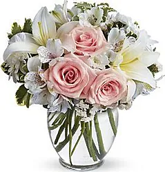 Rose e Lilium con Fiori Misti di Stagione e Verde decorativo in Elegante Confezione a Tono. Per Tutte le Occasioni di forte interesse personale