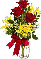 Romantico Tris di Rose Rosse Big per la Festa della Donna con Contorno di Mimose in elegante confezione a tono con verde decorativo.