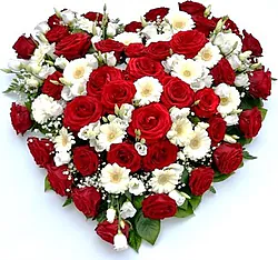 Cuore funebre di rose, gerbere e fiori misti dai toni rossi e bianchi