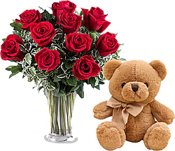 Rose Rosse Big con un soffice Peluche e Verde Decorativo di Stagione in Elegante Confezione a Tono